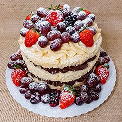 Naked cake de frutas vermelhas