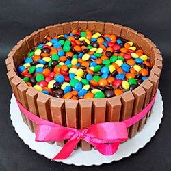 Bolo brownie de Kit-Kat com M&M´s