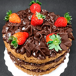 Naked cake de chocolate com cobertura de brigadeiro